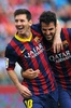 13-14スペイン1部リーグ第7節、アルメリア（UD Almeria）対FCバルセロナ（FC Barcelona）。前半21分に先制点を決め、チームメートのセスク・ファブレガス（Cesc Fabregas、右）と喜び合うFCバルセロナのリオネル・メッシ（Lionel Messi、2013年9月28日撮影）。(c)AFP/JORGE GUERRERO