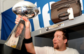 08NFL第43回スーパーボウル、ロッカールームでヴィンス・ロンバルディ・トロフィー（Vince Lombardi Trophy）を掲げて勝利を喜ぶピッツバーグ・スティーラーズのベン・ロスリスバーガー。（2009年2月1日撮影）(c)AFP/Getty Images/Drew Hallowell