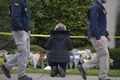 銃乱射事件が発生した米ペンシルベニア州ピッツバーグのシナゴーグ「ツリー・オブ・ライフ」のそばで祈りをささげる人（2018年10月28日撮影）。(c)Dustin Franz / AFP