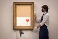 英覆面アーティスト、バンクシーの作品「Love is in the Bin」。ロンドンのサザビーズで（2021年9月3日撮影）。(c)Tolga Akmen / AFP