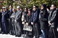 都内の駐日フランス大使公邸で開かれた仏風刺週刊紙シャルリー・エブド（Charlie Hebdo）本社襲撃事件の追悼集会に出席した在日フランス人たち（2015年1月8日撮影）。(c)AFP/Yoshikazu TSUNO