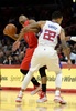 14-15NBA、ロサンゼルス・クリッパーズ（Los Angeles Clippers）対トロント・ラプターズ（Toronto Raptors）。ロサンゼルス・クリッパーズのマット・バーンズ（Matt Barnes、手前）にファウルを受けるトロント・ラプターズのカイル・ローリー（Kyle Lowry、2014年12月27日撮影）。(c)AFP/Getty Images/Harry How