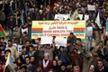 シリア北政府アフリンで行われた抗議デモに参加した人たち（2018年2月4日撮影）。(c)AFP PHOTO / DELIL SOULEIMAN