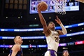22-23NBAプレーオフ、ウエスタンカンファレンス決勝（7回戦制）、ロサンゼルス・レイカーズ対デンバー・ナゲッツ。レイアップシュートを狙うロサンゼルス・レイカーズの八村塁（右、2023年5月20日撮影）。(c)Harry How/Getty Images/AFP
