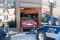 米カリフォルニア（California）州サンフランシスコ（San Francisco）で、バーに突っ込んだ車と派遣されたレッカー車（手前、2014年9月15日撮影）。(c)AFP/JOSH EDELSON