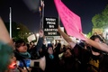 米連邦最高裁判所が、女性の人工妊娠中絶の権利を認める判決を覆す可能性が報じられた後、首都ワシントンの同裁前で中絶の権利を改めて訴える賛成派（2022年5月2日撮影）。(c)Stefani Reynolds / AFP