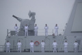 中国山東省青島近海で、中国人民解放軍海軍創設70周年を祝う観艦式に参加した055型駆逐艦「南昌」の甲板に整列した水兵ら（2019年4月23日撮影、資料写真）。(c)Mark Schiefelbein / POOL / AFP