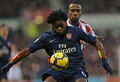 09-10イングランド・プレミアリーグ、ストーク・シティ（%%Stoke City%%）対アーセナル（%%Arsenal%%）。試合はアーセナルが3-1で勝利した。写真はストーク・シティのリカルド・フラー（%%Ricardo Fuller%%）とボールを競るアーセナルのアレクサンドル・ソング（%%Alexandre Song%%）。（2010年2月27日撮影）(c)AFP/Paul Ellis