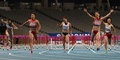 第17回アジア競技大会（17th Asian Games、Asiad）陸上女子100メートルハードル決勝。優勝した呉水嬌（Wu Shujiao、右から2番目）と3着の木村文子（Ayako Kimura、右、2014年10月1日撮影）。(c)AFP/MANAN VATSYAYANA