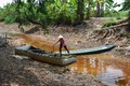 ベトナム・カマウ省で、ほぼ干上がった運河を渡る農民（2024年2月23日撮影）。(c)Tan Dien / AFP