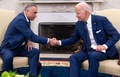 米ホワイトハウスでイラクのムスタファ・カディミ首相（左）と握手するジョー・バイデン大統領（2021年7月26日撮影）。(c)SAUL LOEB / AFP