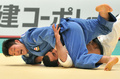 柔道、グランドスラム東京大会（Grand Slam Tokyo 2012）は2日、最終日の男女5階級が行われ、日本勢は3階級を制覇した。

男子100キロ級でギリシャのイリアス・イリアディス（Ilias Iliadis、下）と対戦する日本の小林大輔（Daisuke Kobayashi、2012年12月2日撮影）。(c)AFP/KAZUHIRO NOGI