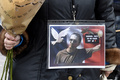 フランス・パリで、殺害された歴史教師のサミュエル・パティさんを追悼するため、パティさんの写真を持った人（2020年10月18日撮影）。(c)Bertrand GUAY / AFP