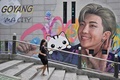 韓国・京畿道高陽にある、人気音楽グループ「BTS（防弾少年団）」のメンバー、RMの壁画（2022年6月15日撮影、資料写真）。(c)Anthony WALLACE / AFP