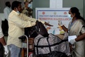 インド・チェンナイのアンナ国際空港ターミナルで、入国者にサル痘の症状がないかを確認する医療従事者（2022年6月3日撮影）。(c)Arun SANKAR / AFP