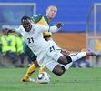 2010年サッカーW杯南アフリカ大会（%%2010 World Cup%%）1次リーグD組、ガーナ対オーストラリア。試合は1-1の引き分けに終わった。写真はオーストラリアのルーク・ウィルクシャー（%%Luke Wilkshire%%）にタックルされるガーナのクワンド・アサモア（%%Kwadwo Asamoah%%、左）。（2010年6月19日撮影）(c)AFP/JUNG YEON-JE