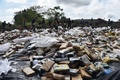 パナマの首都パナマ市（Panama City）近郊にあるごみ処分場で、合計約11トンのコカインとマリフアナを焼却処分する準備をする麻薬取締当局の職員ら（2014年12月5日撮影）。(c)AFP/Rodrigo ARANGUA