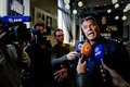 オランダ・アムステルダムで裁判所の判断が出た後に記者の質問に答えるエミール・ラーテルバントさん（2018年12月3日撮影）。(c)Robin van Lonkhuijsen / ANP / AFP