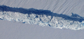 南極のパインアイランド氷河（Pine Island Glacier）に広がる氷床の割れ目（2011年10月26日公開）。(c)AFP/ NASA/DMS
