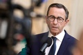 仏パリで記者団に向かって話す共和党のブリュノ・ルタイヨー上院議員（2023年7月3日撮影）。(c)Geoffroy VAN DER HASSELT / AFP