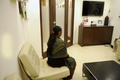 インド・ニューデリー（New Delhi）にある代理出産医院「インド・サロガシーセンター（Surrogacy Centre India）」の待合室で診察を待つ代理母の女性（2013年2月5日撮影）。(c)AFP/SAJJAD HUSSAIN