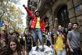スペインからの独立の是非を問う住民投票が予定されているカタルーニャ州の州都バルセロナで、中央政府による投票阻止の構えに抗議する学生デモに合流するカタルーニャ人の消防士（2017年9月28日撮影）。(c)AFP/Josep LAGO