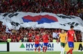 第16回アジアカップ決勝、韓国対オーストラリア。同点ゴールを喜ぶ車ドゥリ（右）と李根鎬（2015年1月31日撮影）。(c)AFP/SAEED KHAN