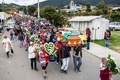 メキシコ西部ミチョアカン州で執り行われた、自然保護活動家のオメロ・ゴメスさんの葬儀の様子（2020年1月30日撮影）。(c)Enrique Castro / AFP