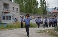 キルギスの首都ビシケクで、中国大使館の前に集まった警察官ら（2016年8月30日撮影）。(c)AFP/Vyacheslav OSELEDKO