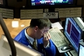 米ニューヨーク証券取引所（New York Stock Exchange）で目頭を押さえるトレーダー（2008年9月29日撮影）。(c)AFP/Getty Images/ Spencer Platt