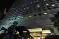 ミャンマーの最大都市ヤンゴン（Yangon）で、爆発があった「トレーダーズホテル（Traders Hotel）」前を警備する兵士（2013年10月14日撮影）。(c)AFP/SOE THAN WIN