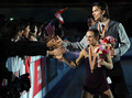 フィギュアスケート四大陸選手権（ISU Four Continents Figure Skating Championships 2013）は10日、大阪で行われ、ペア・フリースケーティング（FS）でカナダのメーガン・デュアメル（Meagan Duhamel）/エリック・ラドフォード（Eric Radford）組が128.74点を獲得し、合計199.18点で優勝を飾った。

2位には合計196.78点でカナダのカーステン・ムーア・タワーズ（Kirsten Moore-Towers）/ディラン・モスコビッチ（Dylan Moscovitch）組、3位には合計170.10点で米国のマリッサ・キャステリ（Marissa Castelli）/サイモン・シュナピア（Simon Shnapir）組が入った。

表彰式でファンから祝福を受けるメーガン・デュアメル/エリック・ラドフォード組（2013年2月10日撮影）。(c)AFP/TOSHIFUMI KITAMURA