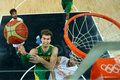 ロンドン五輪は6日、バスケットボール・アリーナ（Basketball Arena）で男子バスケットボールの1次リーグB組の試合が行われ、ブラジルが88-82でスペインに勝利し、グループ2位で準々決勝に進出した。

ゴール下から得点を狙うブラジルのティアゴ・スプリッテル（Tiago Splitter、2012年8月6日撮影）。(c)AFP/CHRISTIAN PETERSEN