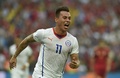 サッカーW杯ブラジル大会（2014 World Cup）グループB、スペイン対チリ。前半20分に先制点を決め歓喜するチリのエドゥアルド・バルガス（Eduardo Vargas、2014年6月18日撮影）。(c)AFP/LLUIS GENE