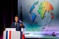 仏パリ近郊ビルパントで開かれた国際防衛・安全保障展示会「ユーロサトリ」で演説するエマニュエル・マクロン大統領（2022年6月13日撮影）。(c)Ludovic MARIN / POOL / AFP