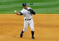 米大リーグ（MLB）、ニューヨーク・ヤンキース（New York Yankees）の黒田博樹（Hiroki Kuroda）は18日、トロント・ブルージェイズ（Toronto Blue Jays）戦に先発登板し、7回を投げ4安打無失点、5奪三振で今季9勝目を挙げた。

試合は7回に雨天コールドとなり、ヤンキースが6-0で勝利した。

送球するニューヨーク・ヤンキースのアレックス・ロドリゲス（Alex Rodriguez、2012年7月18日撮影）。(c)AFP/Getty Images/Jim McIsaac