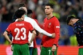 サッカー欧州選手権準々決勝、ポルトガル対フランス。敗戦に落胆するポルトガルのクリスティアーノ・ロナウド（右、2024年7月5日撮影）。(c)PATRICIA DE MELO MOREIRA / AFP