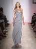 ニューヨーク市内で発表されたエルベ・レジェ バイ マックスアズリア（Herve Leger By Max Azria）の09年春夏コレクション（2008年9月7日撮影）。(c)AFP/Getty Images/Scott Gries