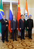 ロシア中部エカテリンブルク（Yekaterinburg）で開かれたブラジル、ロシア、インド、中国の新興4か国（BRICs）初の首脳会議に臨む（左から）ブラジルのルイス・イナシオ・ルラ・ダシルバ（Luiz Inacio Lula da Silva）大統領、ロシアのドミトリー・メドベージェフ（Dmitry Medvedev）大統領、中国の胡錦涛（Hu Jintao）国家主席、インドのマンモハン・シン（Manmohan Singh）首相（2009年6月16日撮影）。(c)AFP/RIA NOVOSTI/KREMLIN/VLADIMIR RODIONOV