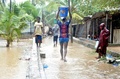 モザンビーク北部のペンバで、水浸しになった通りを歩く住民（2019年4月29日撮影）。(c)EMIDIO JOZINE / AFP