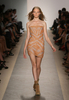 米・ニューヨーク市内で発表されたエルベ・レジェ バイ マックスアズリア（Herve Leger By Max Azria）の10年春夏コレクション（2009年9月13日撮影）。(c)AFP/Getty Images/Kristian Dowling