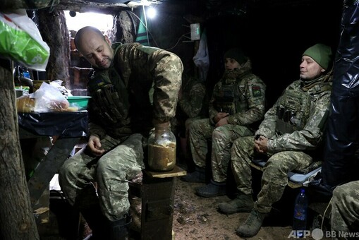 寒さ、ネズミ、泥から雪へ…ウクライナ軍、前線で迎える2度目の冬 写真