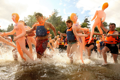 恒例のおもしろ水泳大会、今年も開催 ロシア