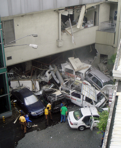 マニラのショッピングモールで大規模な爆発、8人死亡