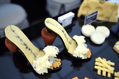 ハイヒールにフランスの地図、パリでチーズのファッションショー