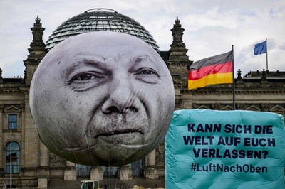 巨大風船に首相の顔 持続可能な開発目標の実現要求 独