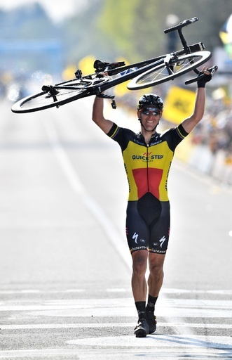 ジルベールがツール・デ・フランドル制覇、自転車を掲げてフィニッシュ