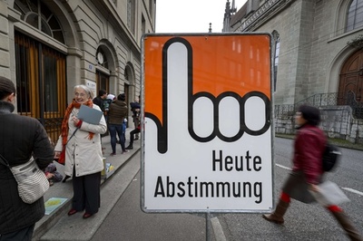 スイス国民投票、環境保護目的の移民制限案を否決