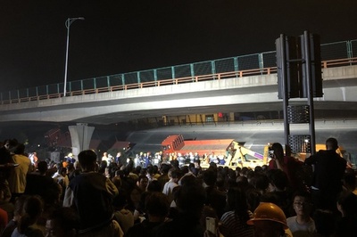 中国で高架橋が突然崩落、原因は過積載トラック？ 車3台下敷き、3人死亡