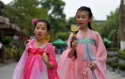 漢服姿で端午節、中国・楽山